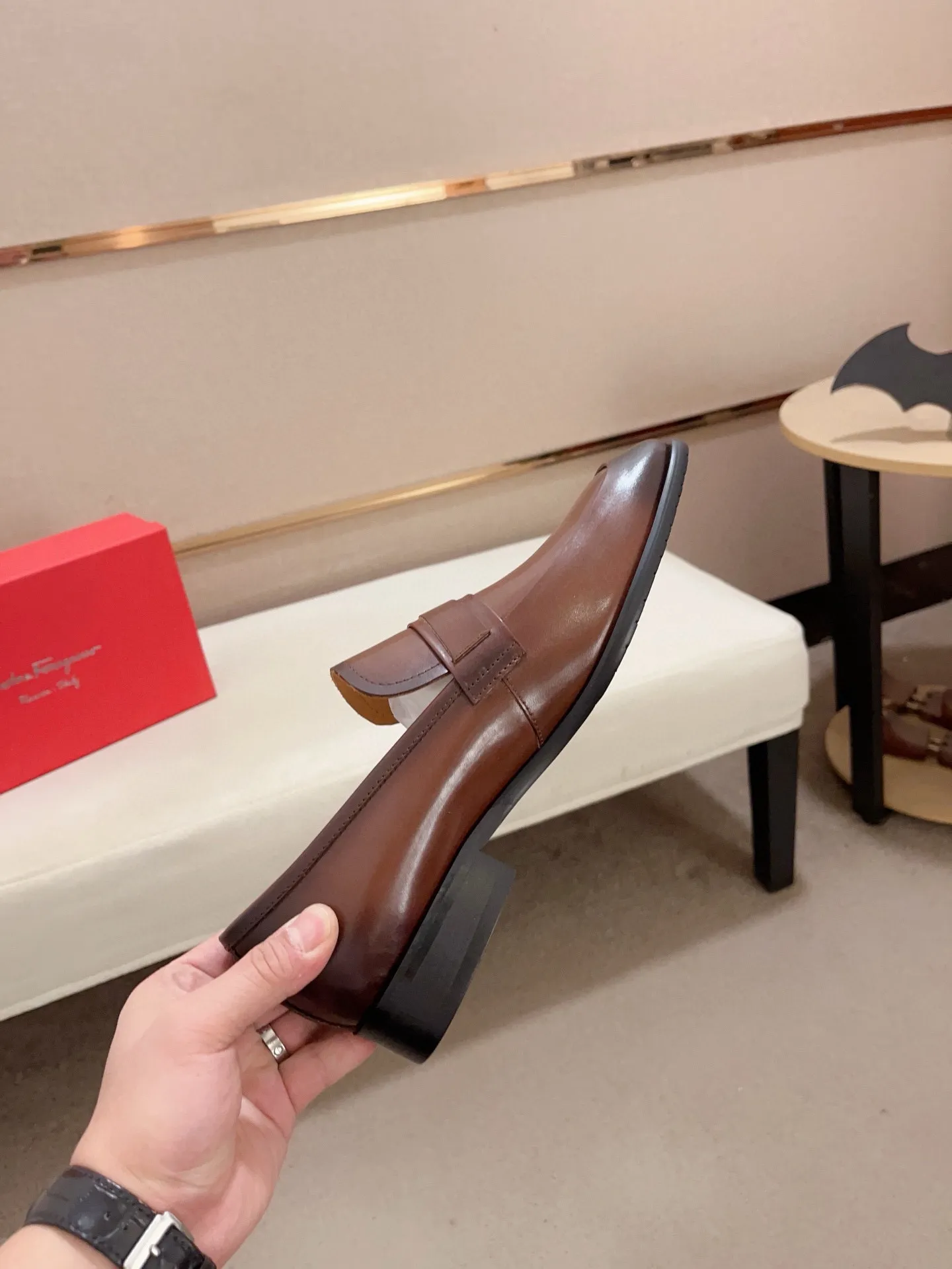 Men's shoes💰: 540💰 High version Ferragamo quality! 🆕🆕Exclusive hot-selling products in stock🔥🔥New products on the shelves, high-quality shoes, high-end driving shoes, with complete packaging! 💪 💪 Material: imported patented cowhide 🐂 + imported high-quality water-dyed cowhide lining + wear-resistant outsole 👍🏻👍🏻 Features: high-end and comfortable, purely handmade 🚀 🚀 Create the perfect shoes that suit you best 🔥 🔥 Size: (38-44) Can be customized 45 non-returnable!